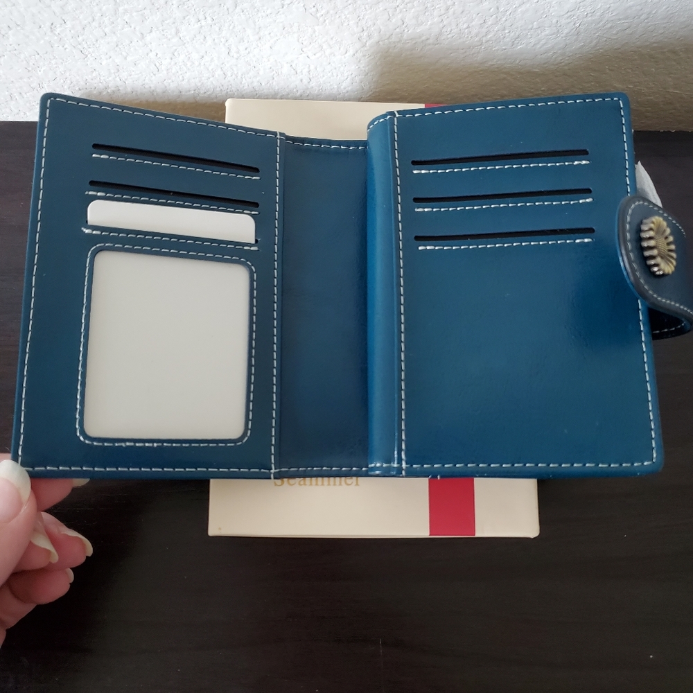 NIB Seammer Bifold Leather Wallet - Picture 2 of 9